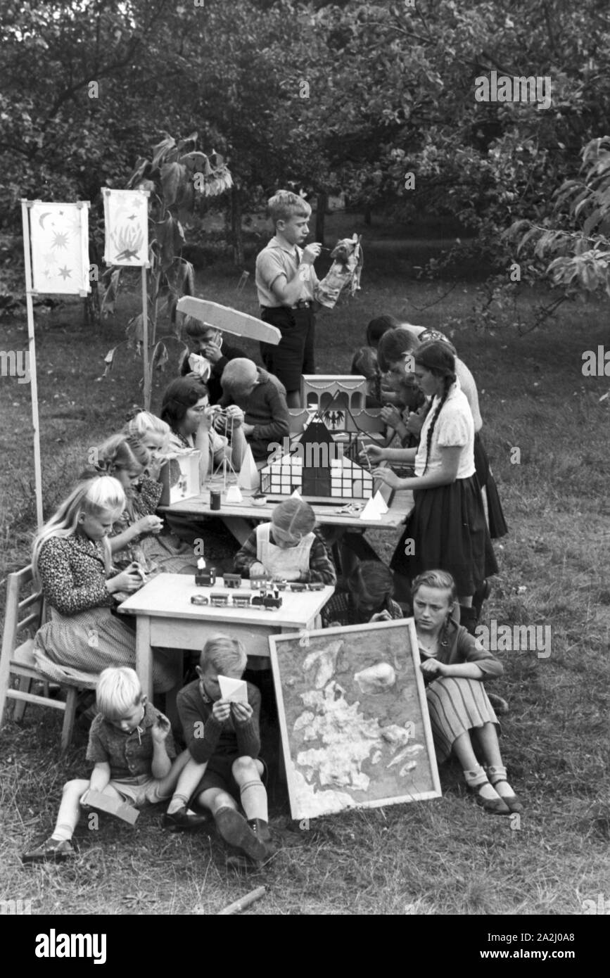 Unterricht im Freien an der von Adolf Reichwein geleiteten Landschule in Tiefensee, Deutschland 1930er Jahre. Outdoor Kategorien in der ländlichen Schule in Tiefensee von Adolf Reichwein, Deutschland 1930. Stockfoto