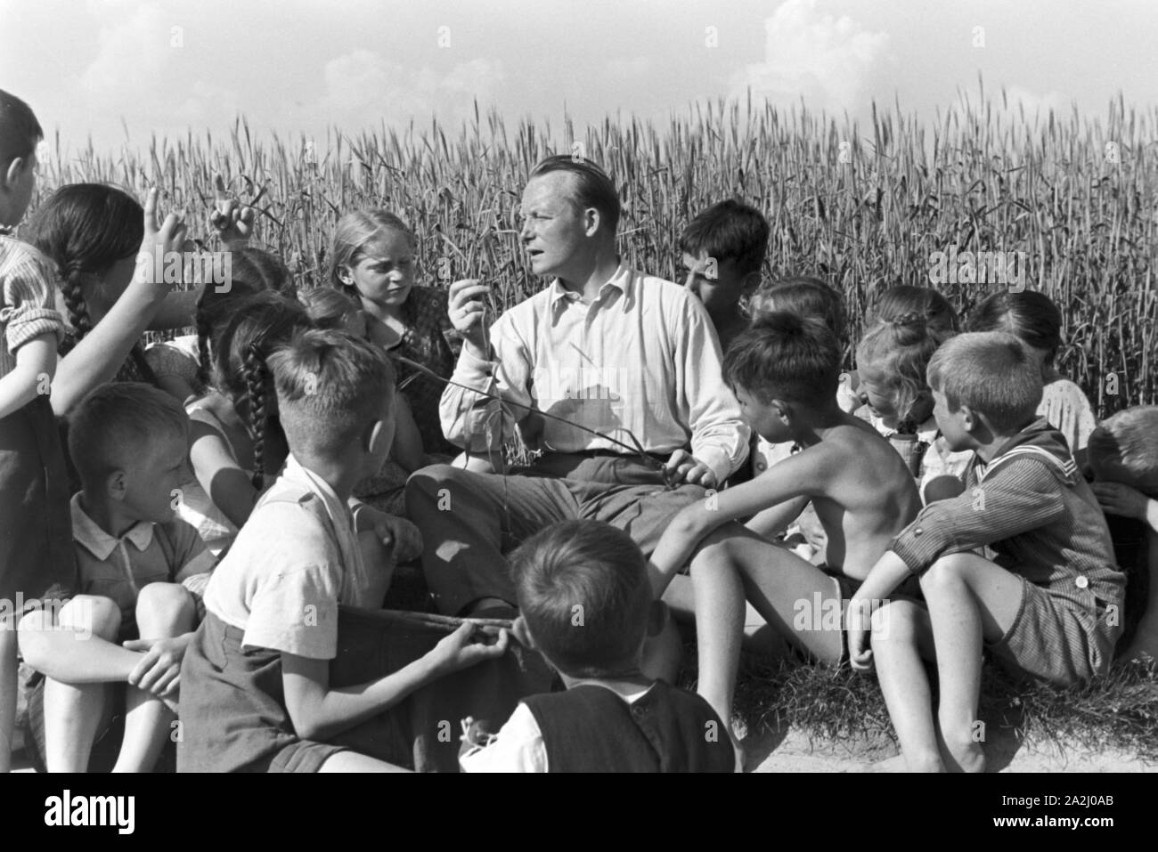 Unterricht im Freien an der von Adolf Reichwein geleiteten Landschule in Tiefensee, Deutschland 1930er Jahre. Outdoor Kategorien in der ländlichen Schule in Tiefensee von Adolf Reichwein, Deutschland 1930. Stockfoto