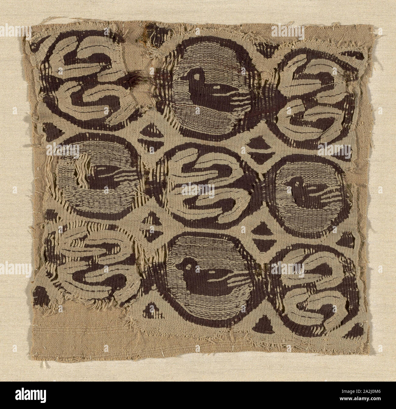 Fragment, römische Zeit (30 v. Chr. - 641 n. Chr.), 5./6. Jahrhunderts, Ägypten, Bahnasa, Ägypten, Leinen und Wolle, Gobelin-webart, 15,2 × 15,2 cm (6 x 6 in Stockfoto