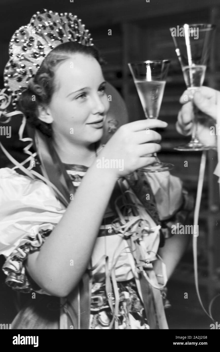 Im Kostüm: die Prinzessin der Fastnacht in Mainz, Hildegard Kühne im Jahre 1938 zum hundertjährigen Jubiläum des Mainzer Carneval Verein (MCV) als Ungarin. In der Verkleidung: Die Prinzessin des Karnevals in Mainz 1938, anlässlich des 100. Jahrestages der führenden lokalen Karnevalsverein, kleidete sich uns eine Ungarische. Stockfoto