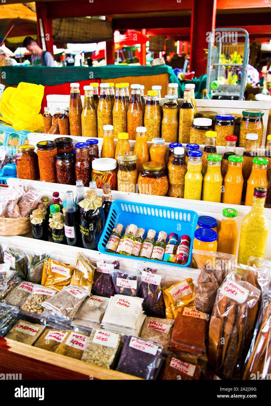 Markt-Food-Stall mit einer Vielzahl von hausgemachten Chiili und Hot Relish Saucen in recycelten Gläsern und Flaschen Stockfoto