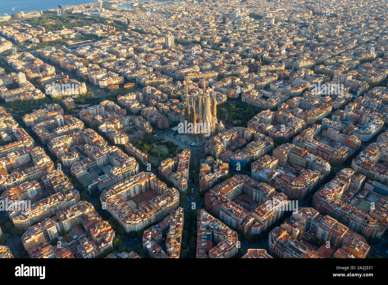 Spanien, Catalunya, Barcelona, Luftaufnahme von Eixample Sagrada Familia Kathedrale Stockfoto
