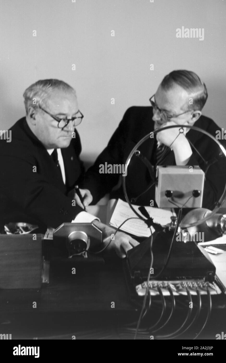 Mitarbeiter der Telefunken Gesellschaft bei der Arbeit, Deutsches Reich 30er Jahre. Mitarbeiter der Telefunken Gesellschaft bei der Arbeit, Deutschland 1930. Stockfoto