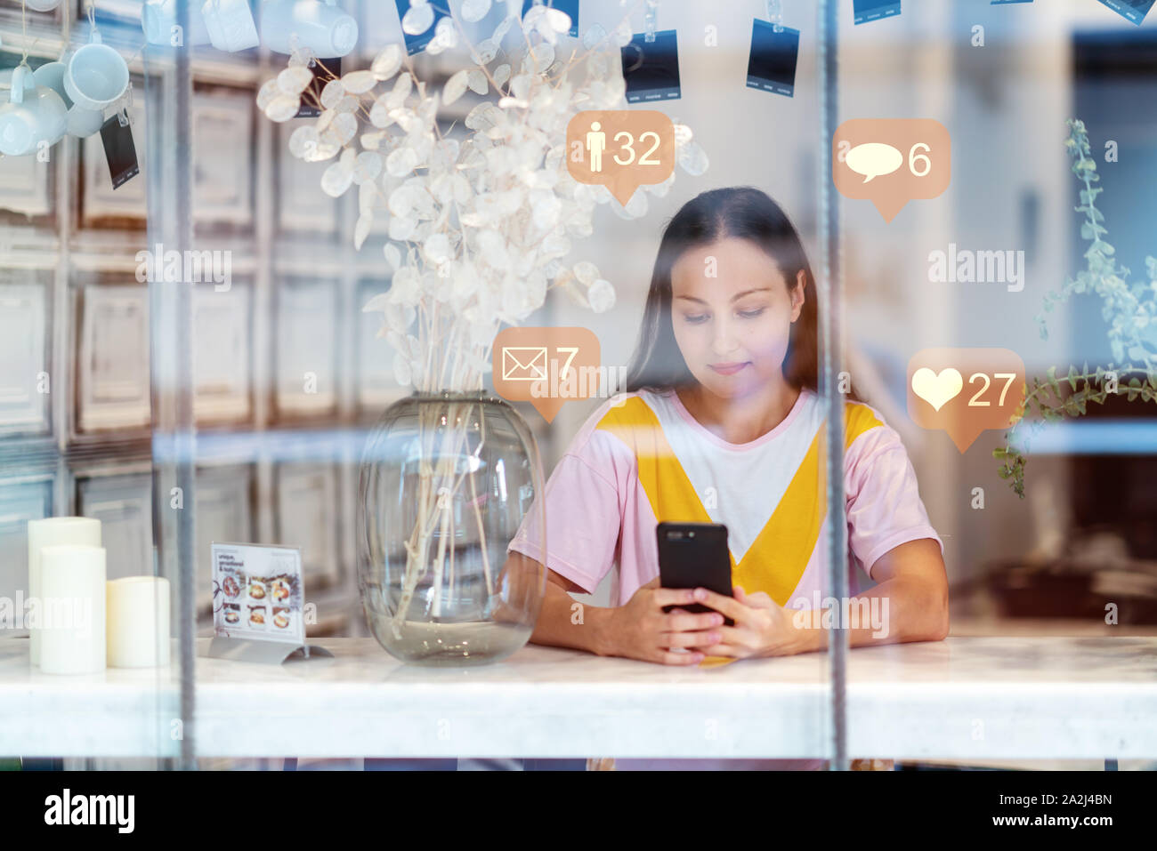 Junge Frau liest Nachricht oder Surfen in sozialen Medien auf Ihrem Smartphone in einem Café. Stockfoto