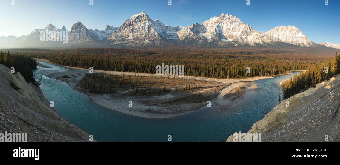 Fast perfekte Spiegelung der Rocky Mountains im Bow River. In Der Nähe Von Canmore, Alberta Canada. Die Wintersaison kommt. Bärenland. Schönheit Stockfoto