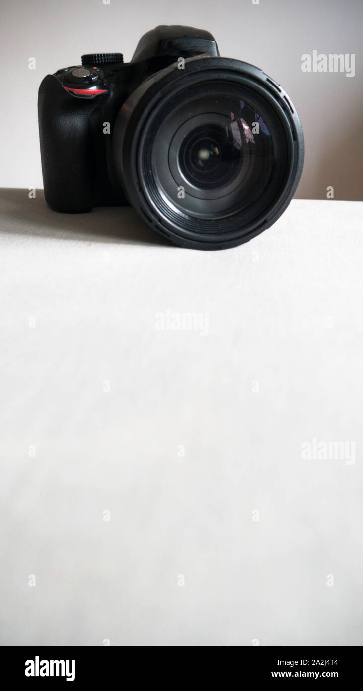 Schwarz Digitalkamera auf einem hellen Hintergrund isoliert Stockfoto