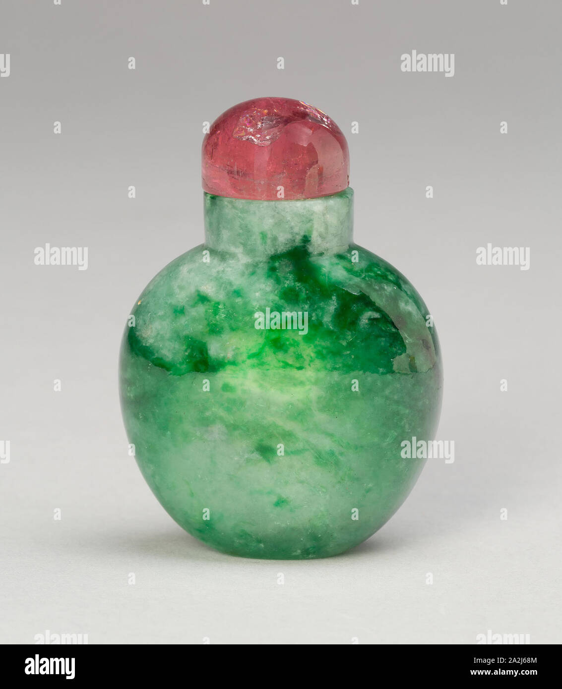 Spade-Shaped Schnupftabak Flasche, Qing Dynastie (1644 - 1911), 1800 - 1900, China, Smaragd und Apfelgrün Jadeit, 5,1 × 4,6 × 2,7 cm (2 × 1 13/16 x 1 1/16 Zoll Stockfoto