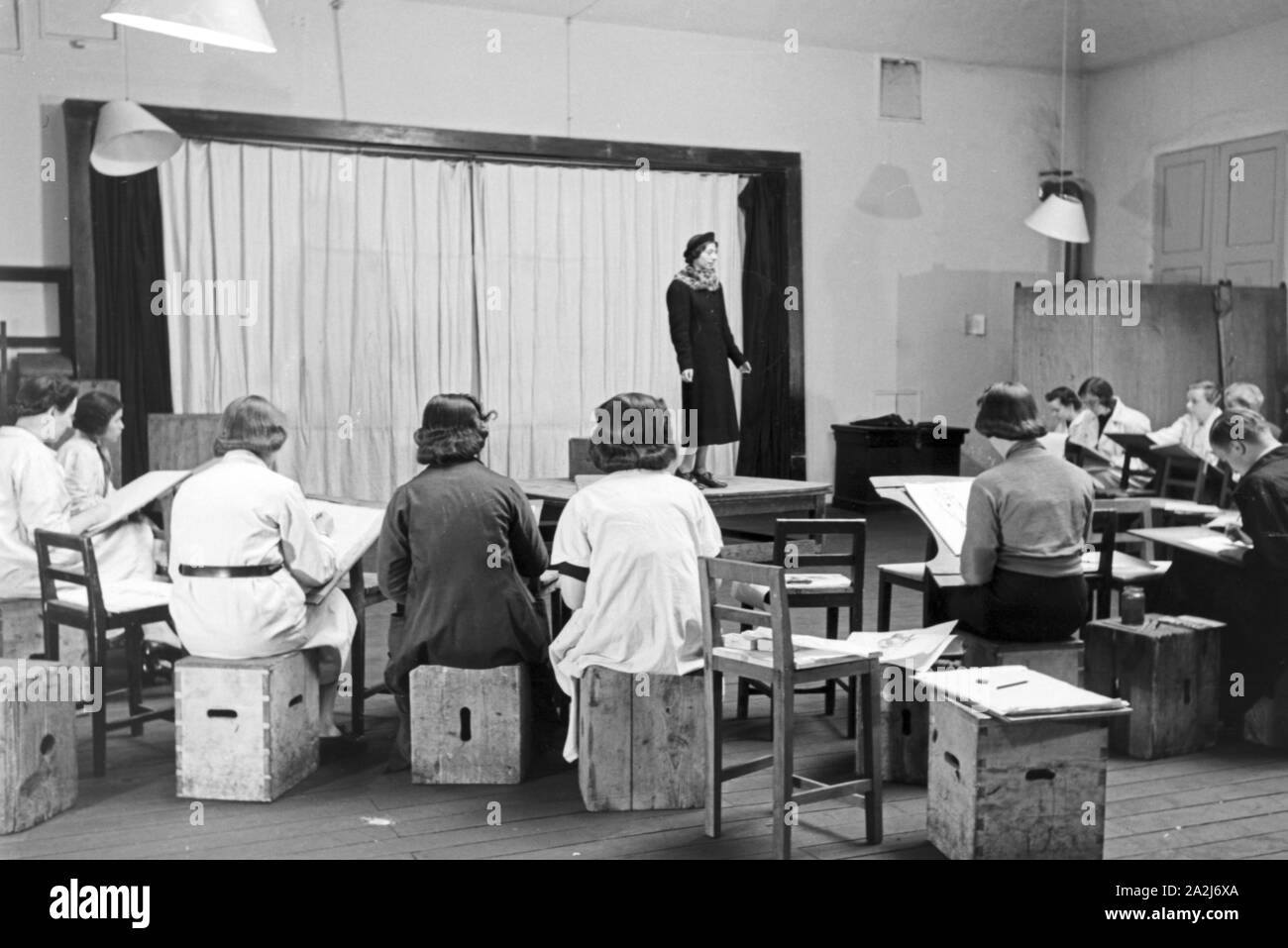 Ein 206 der Modeschule von Wien, Deutsches Reich 30er Jahre. Besuch der Modeschule in Wien, Deutschland 1930. Stockfoto