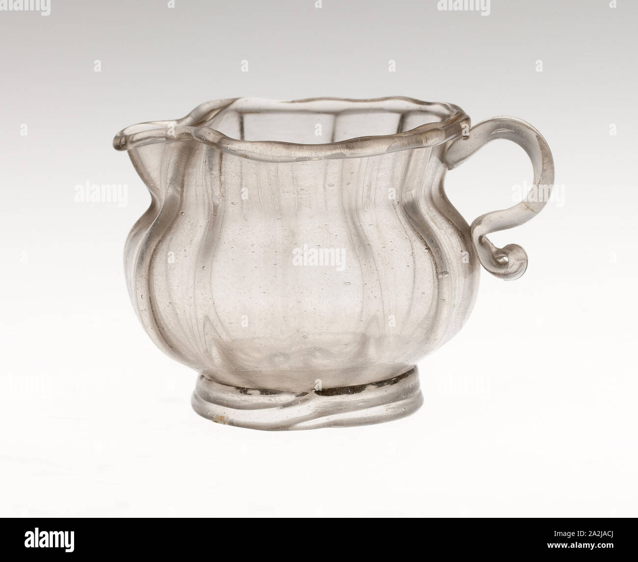 Krug, 17. Jahrhundert, Italien, Glas, H.: 6,5 cm (2 9/16 Zoll Stockfoto