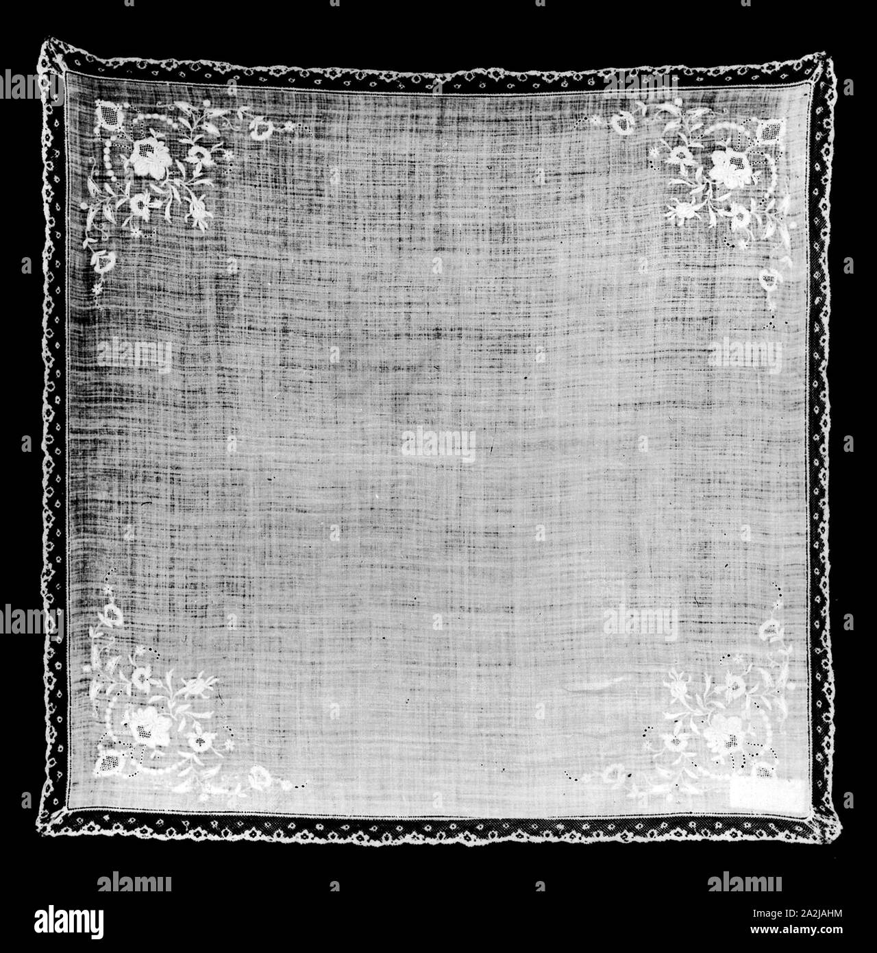 Taschentuch, 1825/75, Frankreich, Bettwäsche, in Leinwandbindung, zog thread Arbeit diagonal gezeichnet Füllung Stiche, bestickt mit Baumwolle in zurück, Knopfloch, Ösen, Saum, gepolsterte bedeckt, und gepolstertem satin Stiche, Knoten, in Baumwolle und Leinen umrandete, Hebel Maschine Spitze, 50,8 × 50,9 cm (20 × 20 in Stockfoto