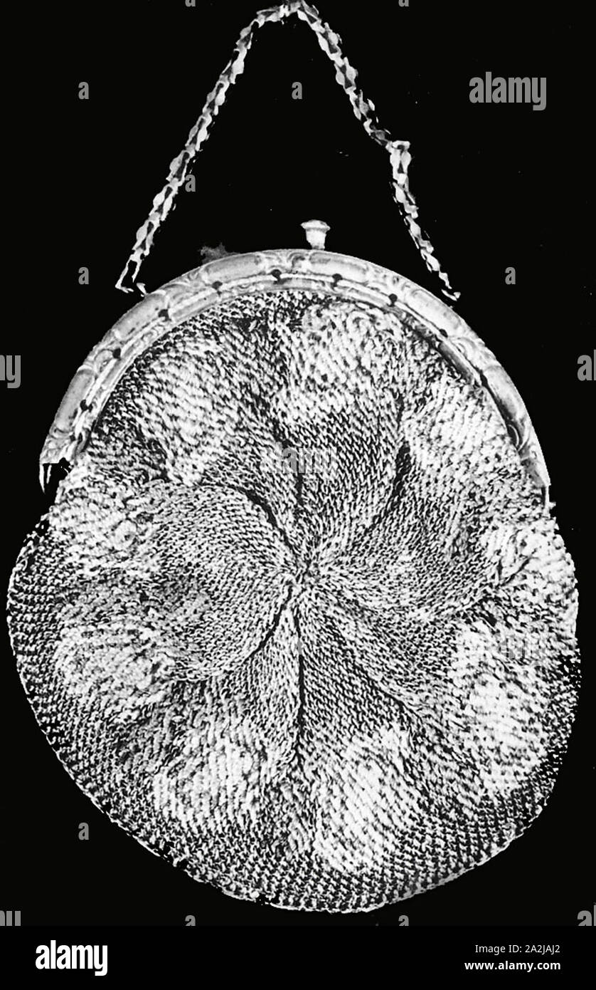 Geldbeutel, 19. Jahrhundert, Frankreich, gestrickt aus Metallfäden mit Metall Streifen auf einem Seide Kern gewickelt. In Seide in Zelt Kreuzstich bestickt Stockfoto