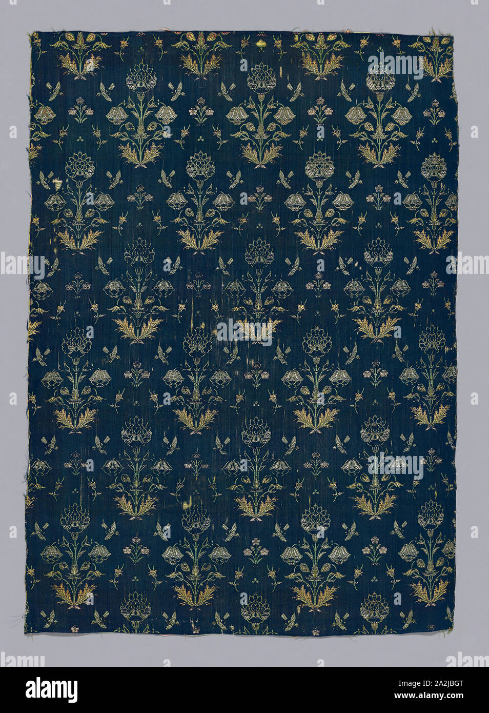 Fragment (Kleid Stoff), 18. Jahrhundert, Iran, wahrscheinlich Kashan, Iran, Seide, Satin weben mit sekundären Bindung Warps und Selbst - Musterung Tressen, 58,42 x 41.91 cm (23 x 16 1/2 in. Stockfoto