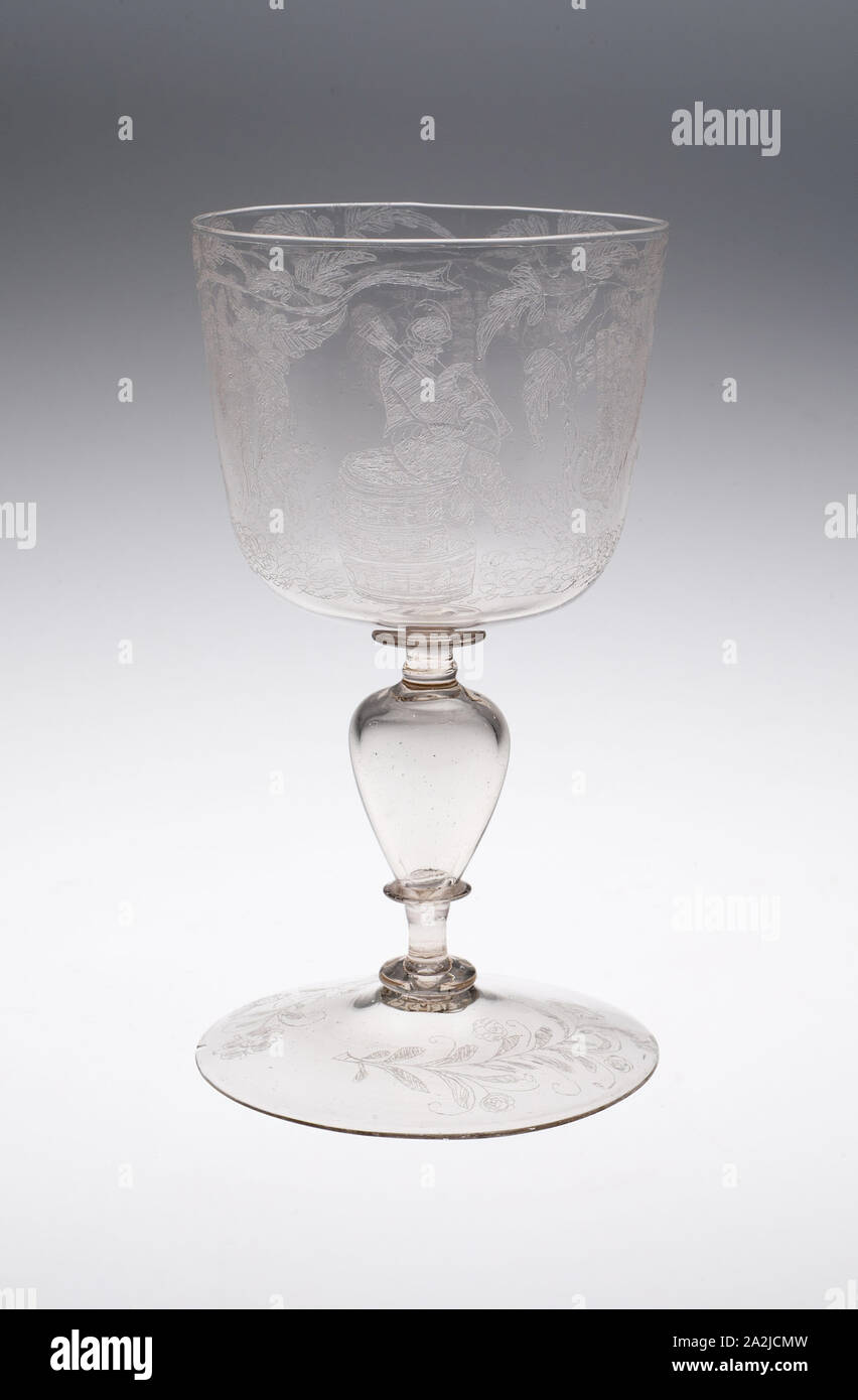 Pokal mit bäuerlichen Tänzer und Musiker, Ende des 17. Jahrhunderts, Wahrscheinlich graviert von Willem Mooleyser, Niederländisch, aktive 1666-1697, Niederlande, Niederlande, Glas, 16,5 x 8,9 cm (6 1/2 x 3 1/2 in. Stockfoto