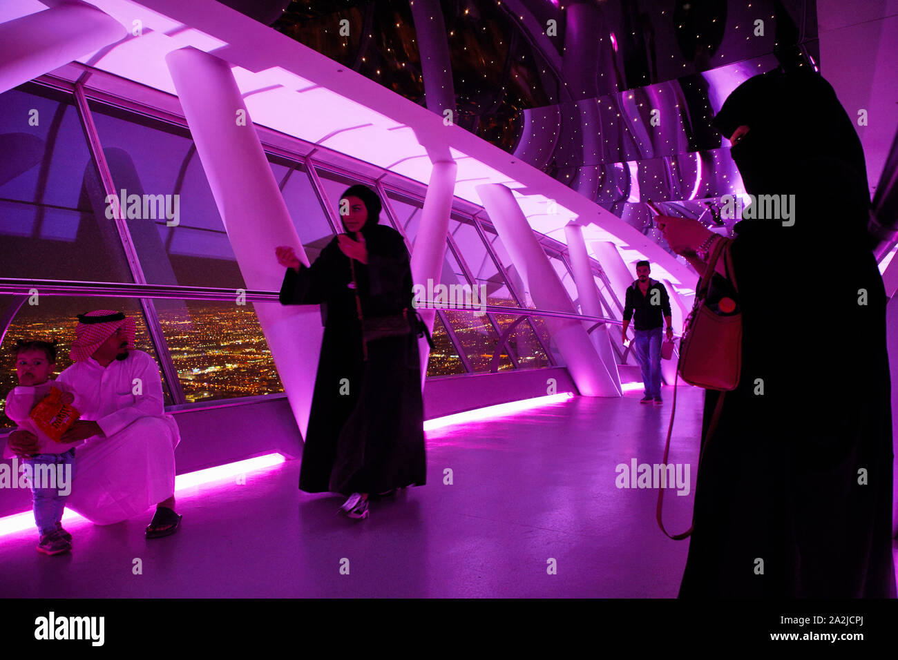 Saudi Arabien Saoedi Arabie Riyad Riaad auf der Skybridge Kingdom Tower die traditionelle Kleidung der Frau Nikab. Eine Familie mit Vater Stockfoto