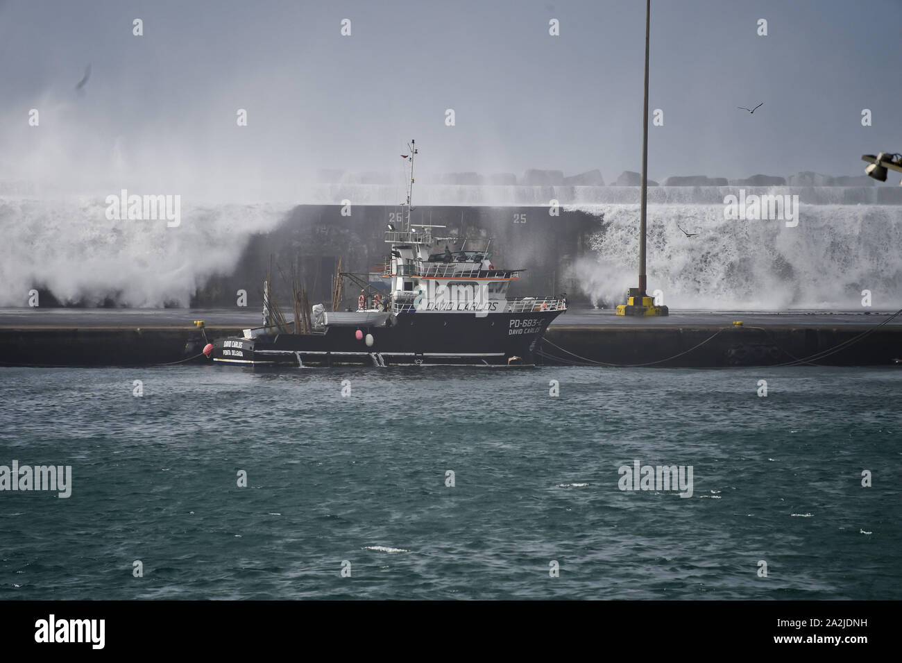 Ponta Delgada, Portugal. 02 Okt, 2019. Ponta Delgada, Portugal 02.10.2019: Hurrikan Lorenzo - Portugal 2019 - 02.10.19 Von der Herrican Lorenzo, den Atlantischen Ozean verschüttet die Wellen über einen 10 Meter hohen hafenmauer in das Hafenbecken von Ponta Delgada, Portugal. | Verwendung der weltweiten Kredit: dpa/Alamy leben Nachrichten Stockfoto