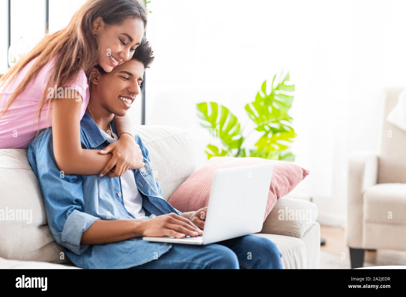 Freundin, ihrem Freund, der als Freiberufler arbeiten zu Hause Stockfoto