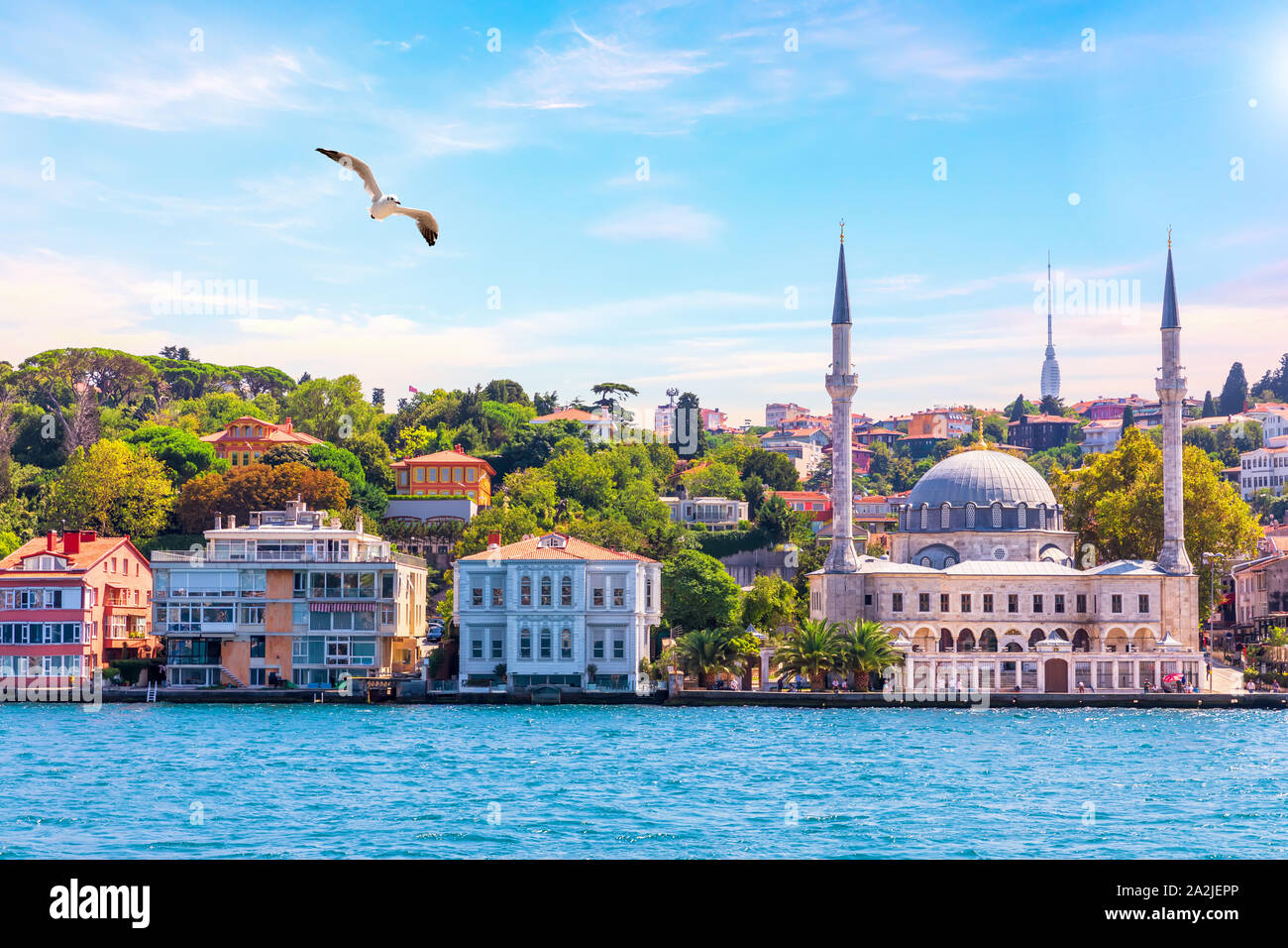 Beylerbeyi Moschee, Aussicht vom Bosporus, Istanbul, Türkei Stockfoto