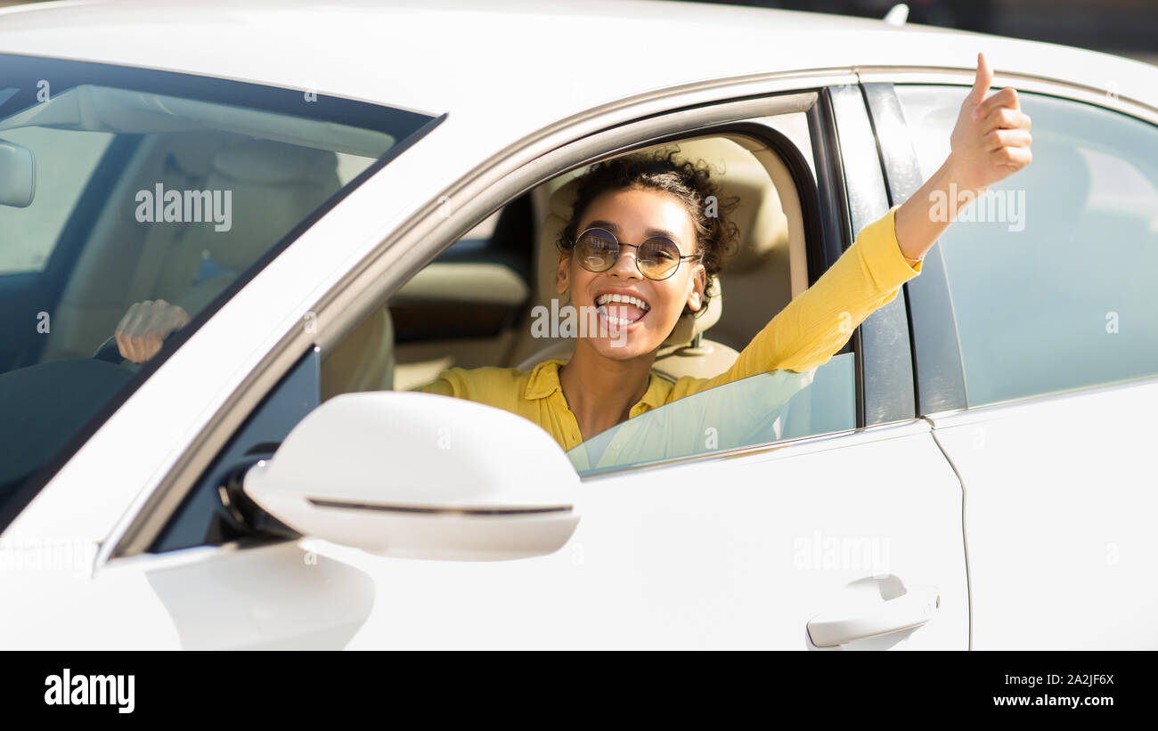 Neues Auto Besitzer. Glückliche Frau, Daumen hoch Stockfoto