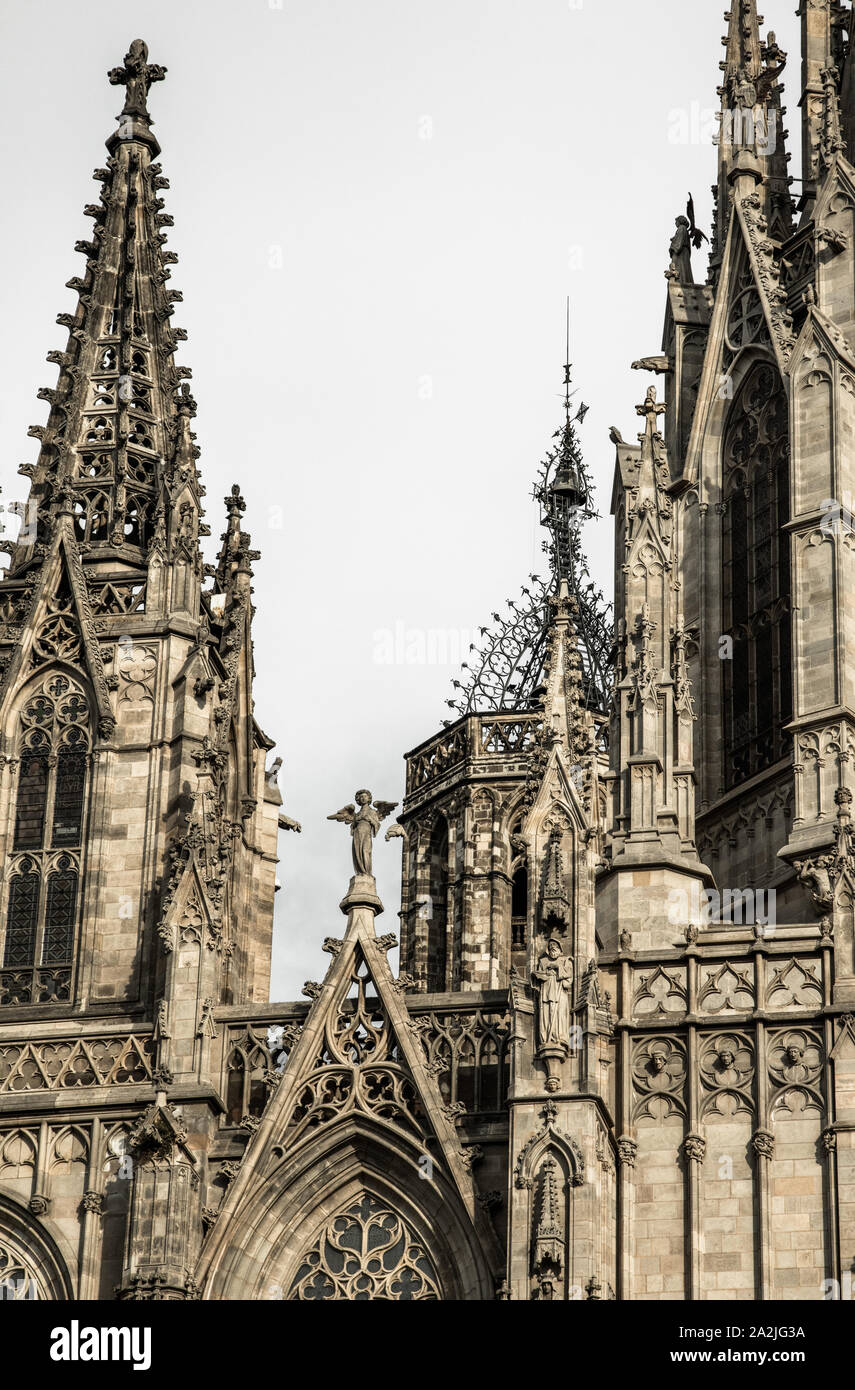 Turmspitzen der Kathedrale des Heiligen Kreuz und der Heiligen Eulalia in Barcelona, Spanien Stockfoto