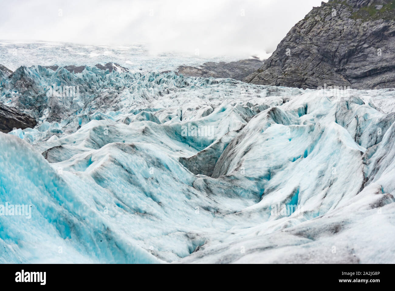 Touristen besuchen die Nigardsbreen Gletscher, einem Arm des Jostedalsbreen Gletscher Jostedalsbreen Nationalpark. Stockfoto