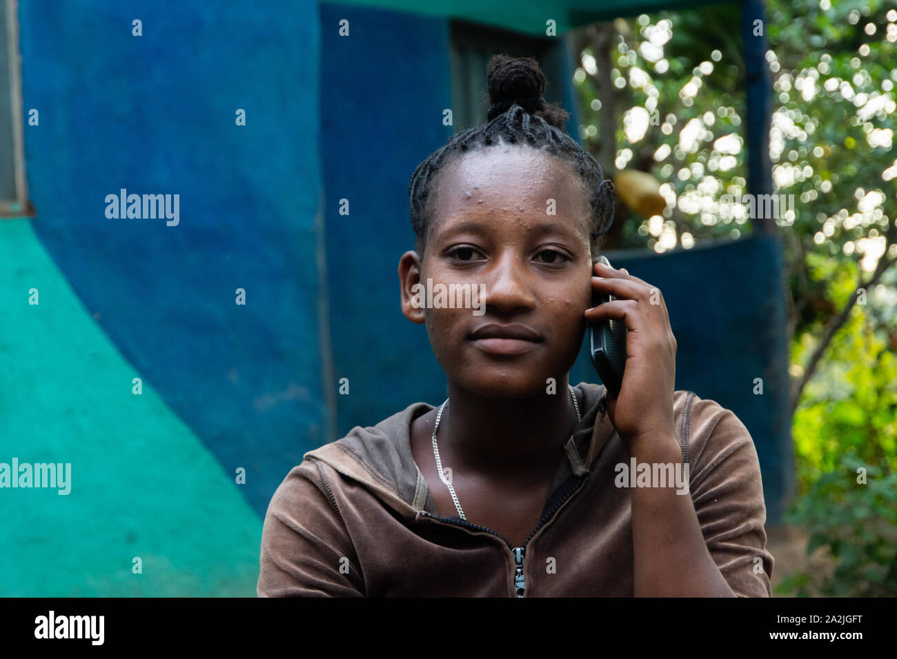 Jinka, Äthiopien - Nov 2018: jungen äthiopischen Mädchen, am Telefon zu sprechen Stockfoto