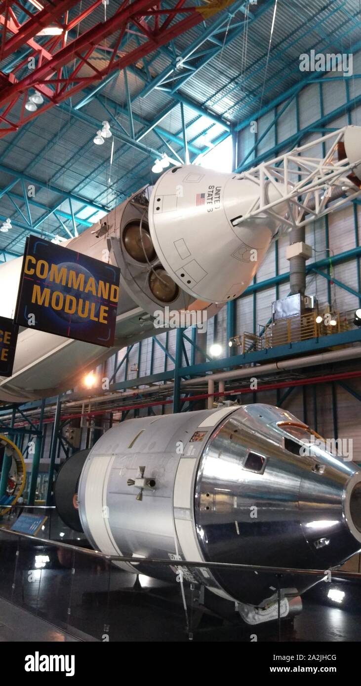 Kennedy SPACE CENTER, FLORIDA, USA - Besucher, die die Saturn 5-Rakete betrachten - 6. November 2018 Stockfoto