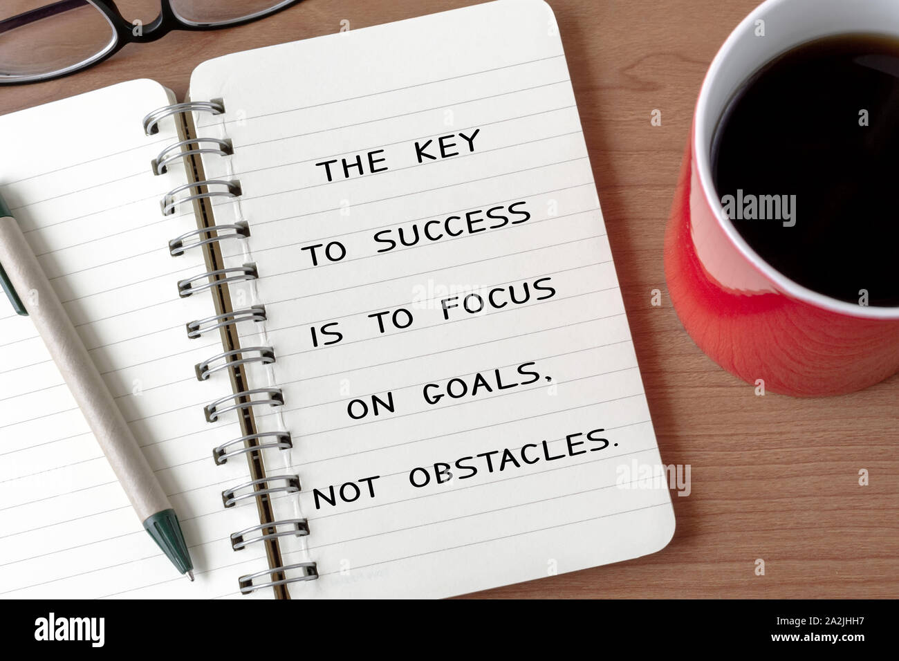 Motivierende und inspirierende Zitat - der Schlüssel zum Erfolg ist auf Ziele zu konzentrieren. Keine Hindernisse. Stockfoto