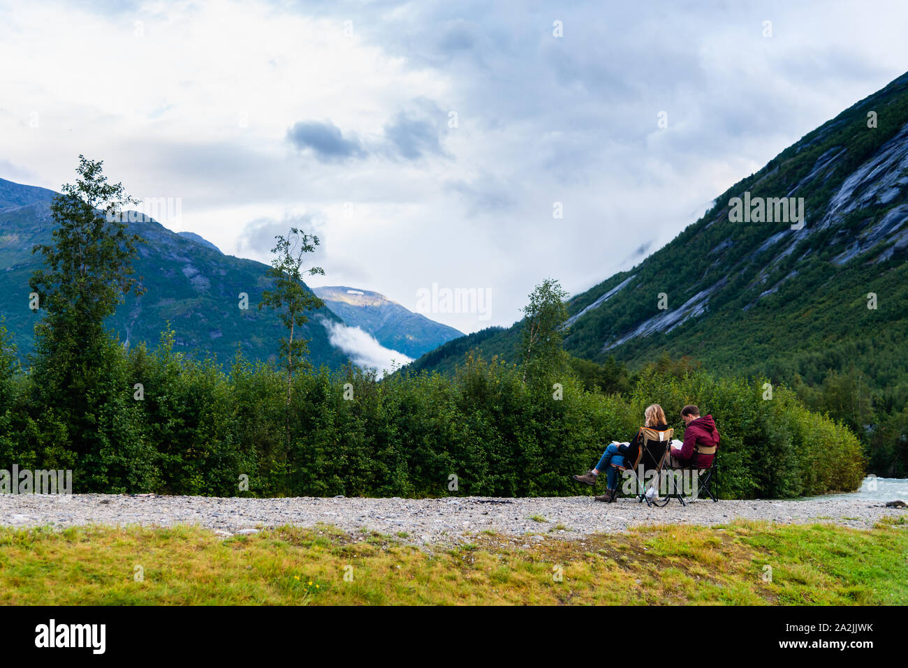 Jostedalsbreen Norwegen - Apr 19,2019: Szenische Ansicht vom Jostedalsgletscher Campingplatz auf dem stream Jostedala und norwegischen Berge mit schneebedeckten Gipfel. Stockfoto