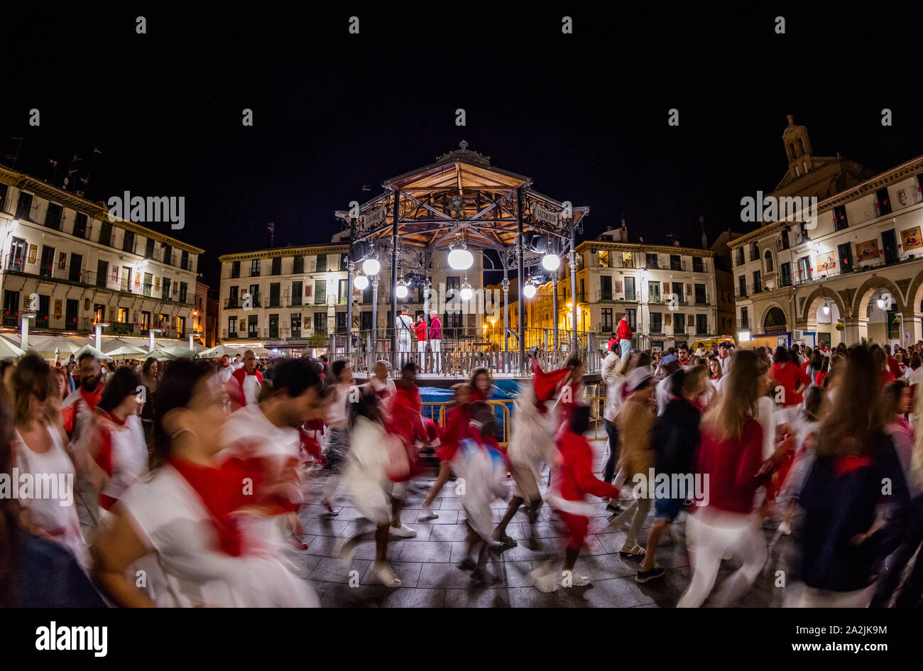 Die Revoltosa Zeremonie/Tanz in der zentralen Plaza von Tudela, Spanien während der Festlichkeit von Santa Ana Stockfoto