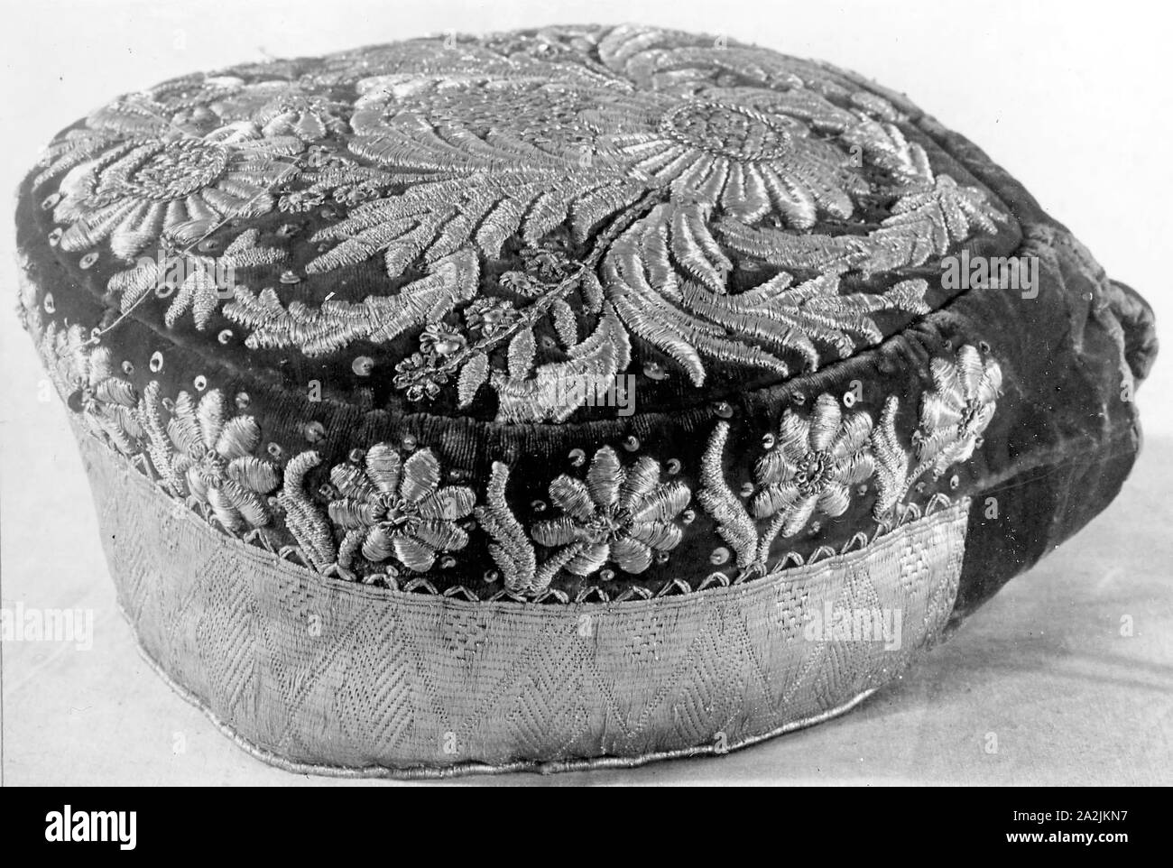 Kappe, 19. Jahrhundert, Russland, Roter Samt bestickt mit Gold Stockfoto