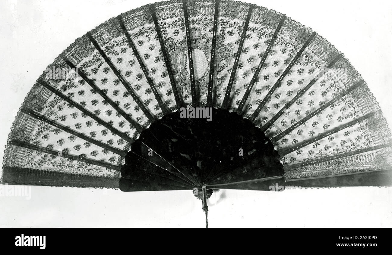 Ventilator, C. 1875, England, Schwarze Spitze Berg, plain Schildpatt Sticks und Wachen, shell Loop und ein Metall Niet, 26,7 cm 26,7 cm (10 1/2 in. Stockfoto