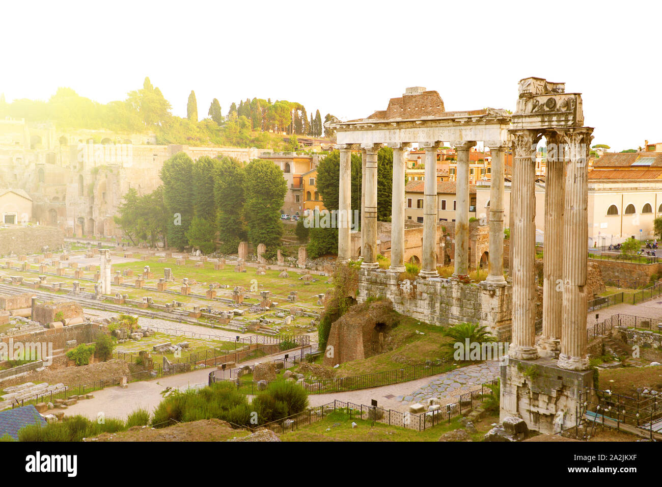 Forum Romanum in Rom, Italien. Antike Strukturen mit Säulen. Ruinen der antiken römischen Stadt Italiens. Sonnenaufgang über dem berühmten architektonischen Wahrzeichen. Stockfoto