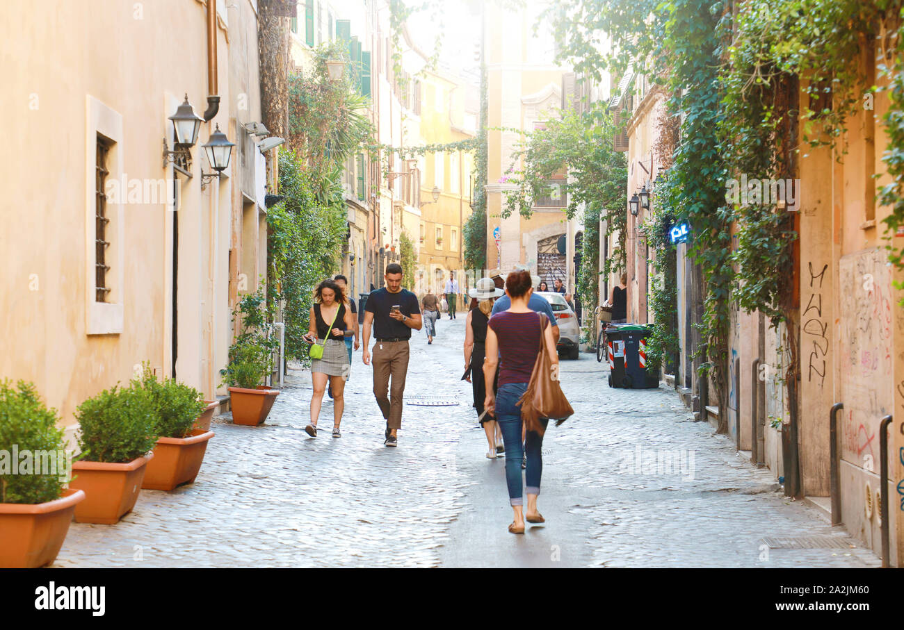 Rom, Italien, 17. SEPTEMBER 2019: Menschen zu Fuß im Viertel Trastevere in Rom, Italien. Stockfoto