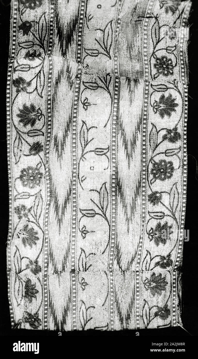 Fragment (Grenze), 1650/1700, Iran (Persien), Iran, Brokatartige plain compound Tuch, Seide und Gold Wunde auf gelbe Seide core, 13,6 × 25,5 cm (5 3/8 x 10 1/16 Stockfoto