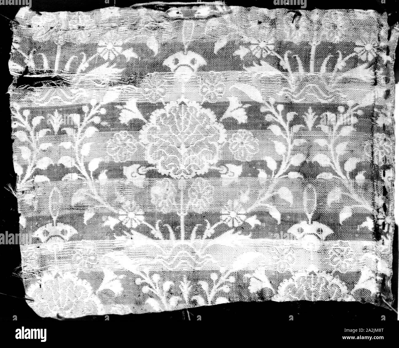 Fragment, 17. Jahrhundert, Iran (Persien), Iran, Brokatartige fancy Compound doppel Tuch, Seide und Silber Wunde auf weiße Seide core, 13,7 × 16,9 cm (5 3/8 x 6 5/8 Zoll Stockfoto