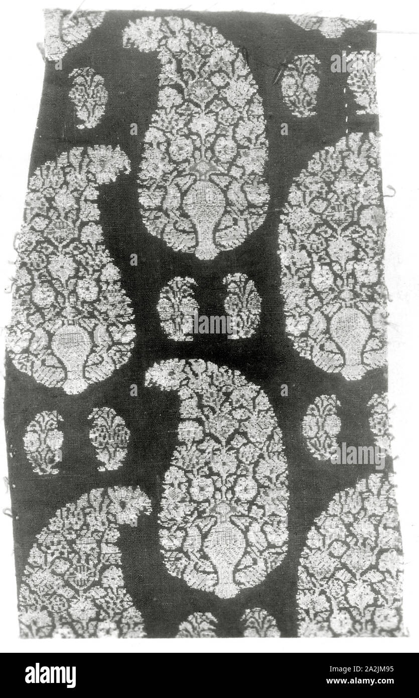 Fragment (Kleid), aus dem 19. Jahrhundert, der Iran (Persien, Abiana), Iran, Brokatartige normalem Stoff in Seide und Gold Wunde orange Seide core, 24,2 × 10,2 cm (9 1/2 x 4 in Stockfoto