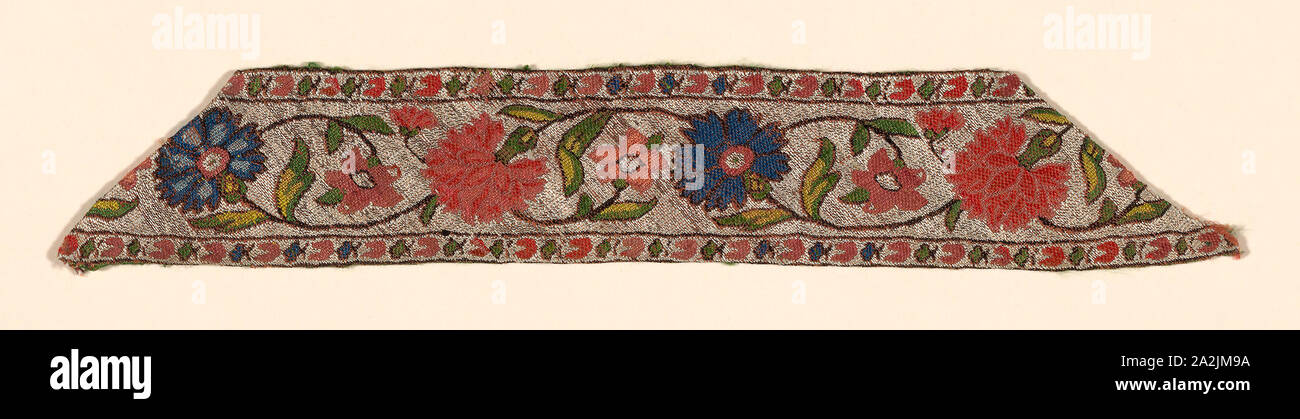 Fragment (Grenze), 18. Jahrhundert, Iran (Persien), Kashan, Iran, Plain compund Tuch, Seide und Silber Wunde auf weiße Seide core, 25,5 × 4,5 cm (10 x 1 3/4 Zoll Stockfoto