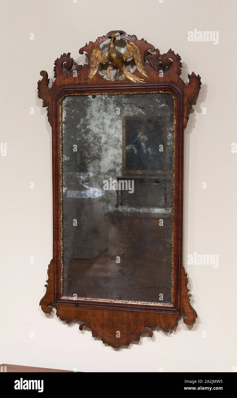 Looking Glass, 1760/90, American, 18. Jahrhundert oder Deutsch, Vereinigte Staaten, Mahagoni Furnier, Zedern und Fichten, 115,5 × 57,5 cm (45 1/2 x 22 5/8 in Stockfoto Looking Glass, 1760/90, American, 18. Jahrhundert oder Deutsch, Vereinigte Staaten, Mahagoni Furnier, Zedern und Fichten, 115,5 × 57,5 cm (45 1/2 x 22 5/8 in Stockfoto