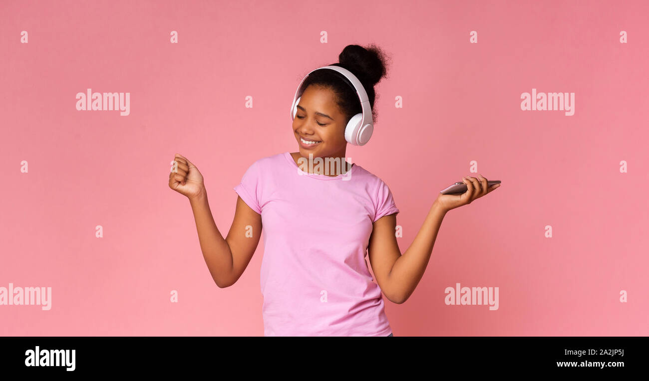 Schöne Mädchen im Teenageralter genießen Sie Musik in Ihrem drahtlosen Kopfhörer Stockfoto