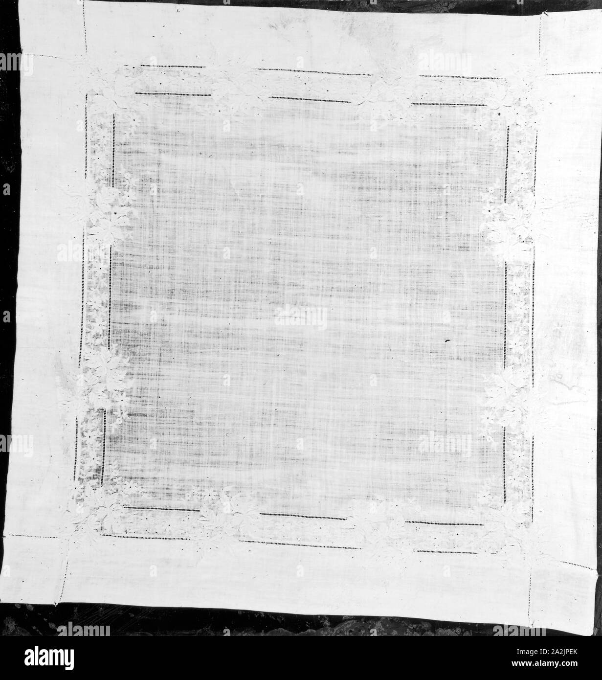 Taschentuch, 1825/75, Französisch, Frankreich, Bettwäsche, in  Leinwandbindung, bestickt, 9,4 x 38,1 cm (15 1/2 x 15 in Stockfotografie -  Alamy
