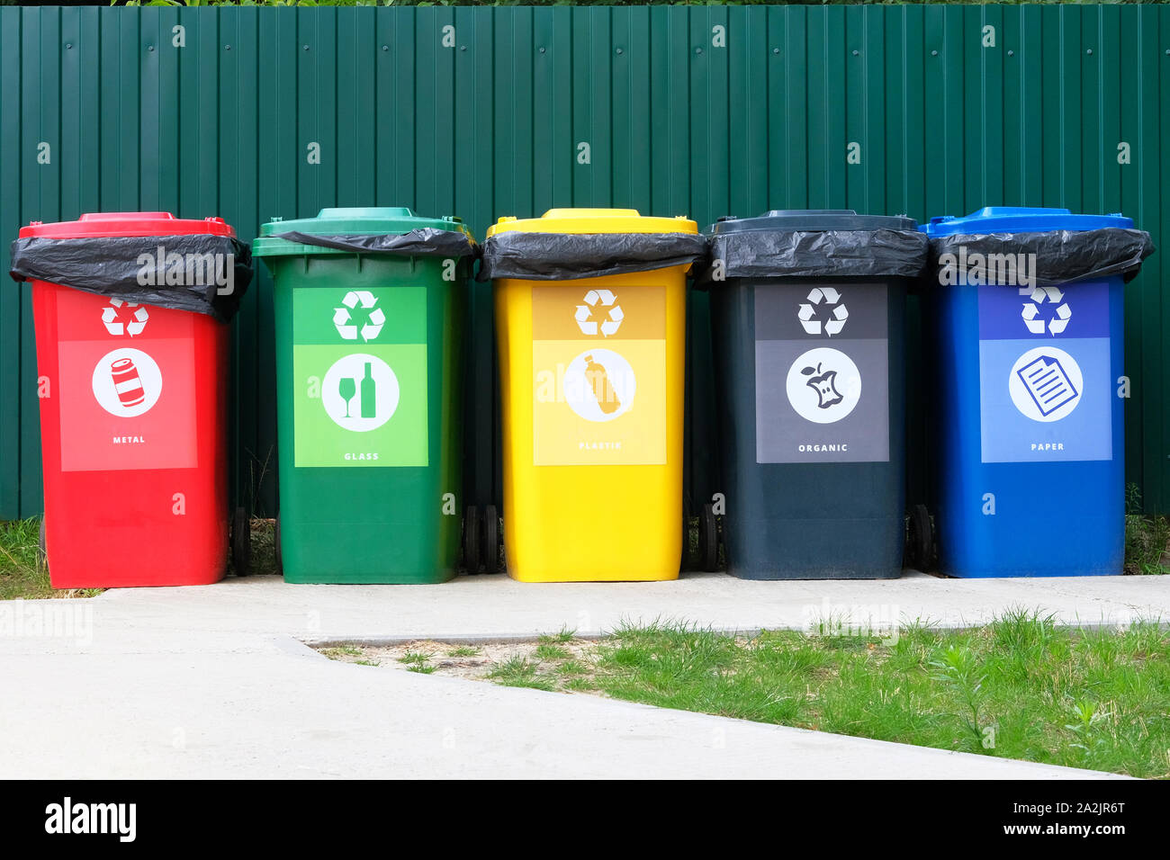 Separate Garbage Collection. Recycling von Abfällen Konzept. Container für Metall, Glas, Papier, Organics, Kunststoff für die weitere Verarbeitung von Müll. Stockfoto