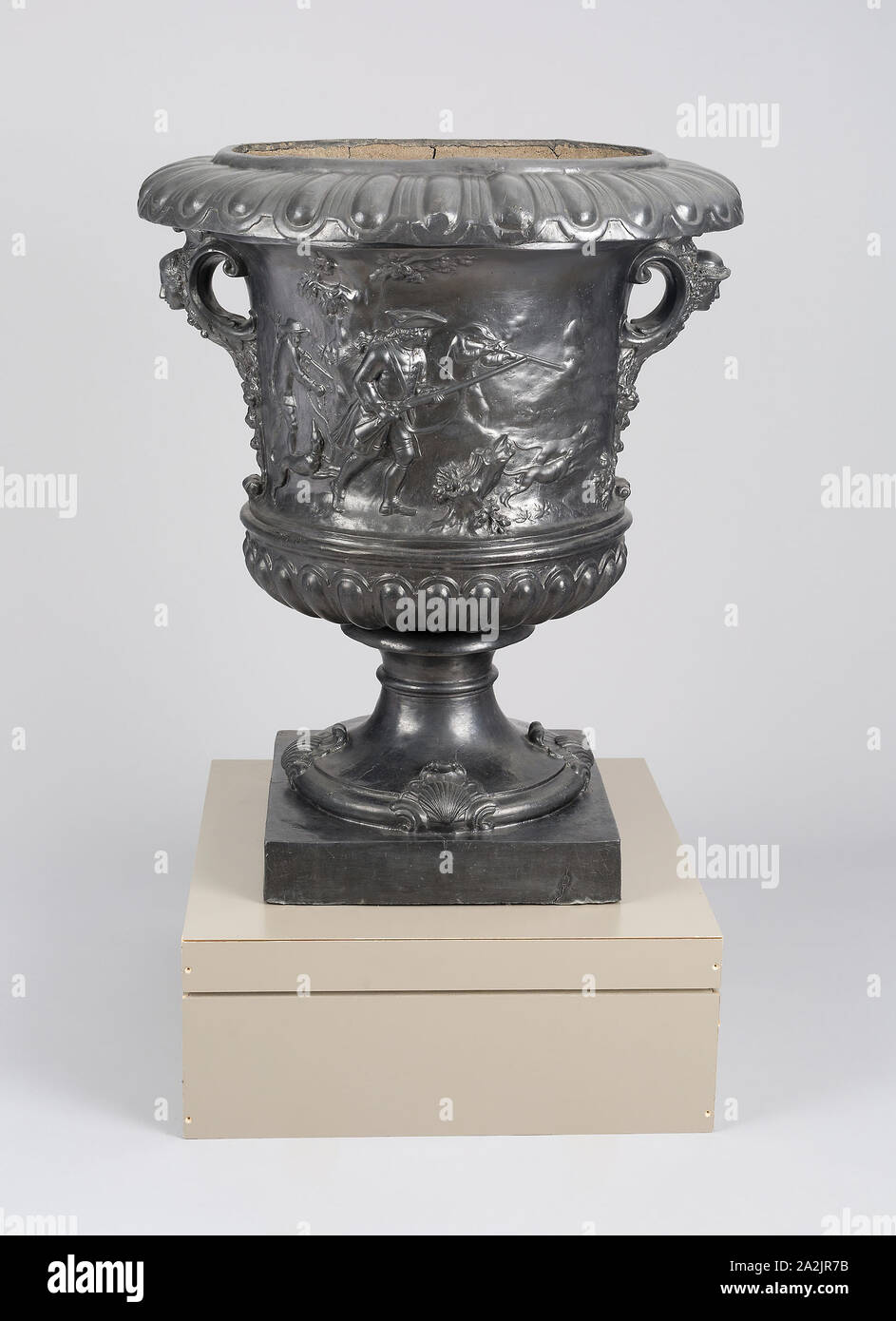 Garten Urn Sinnbild für Herbst, Mitte bis Ende 18. Jahrhundert, England, Blei, 105,4 × 88,9 × 88,9 cm (41 1/2 x 35×35 in Stockfoto