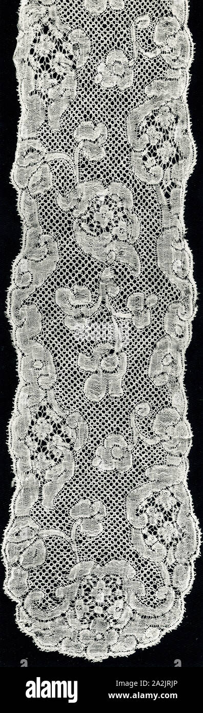 Lappet, 1740s/50s, Frankreich, Bettwäsche, Spule gerade Spitze eines Typs als "Valenciennes" mit einem 5-Loch mesh Boden bekannt, 51,8 × 8,3 cm (20 3/8 x 3 1/4 in Stockfoto