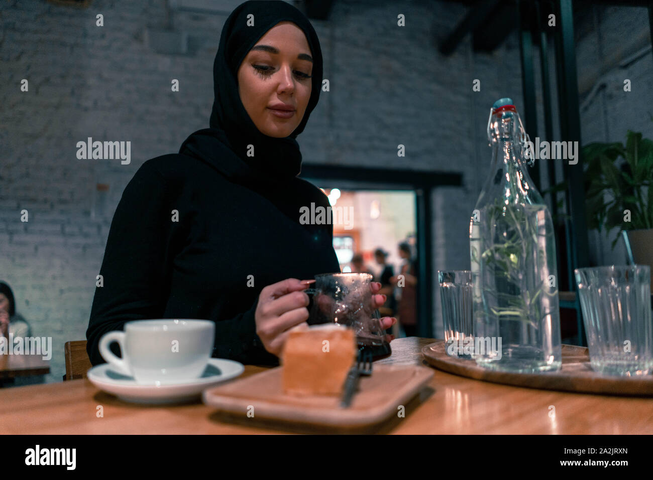 Muslimische Frau in der gemütlichen Cafe enjouing ihr Wochenende. Konzept der Lebens voller Leben mit modernen Haltung von tolerierbaren Gesellschaft. Aktiven Lebensstil Stockfoto