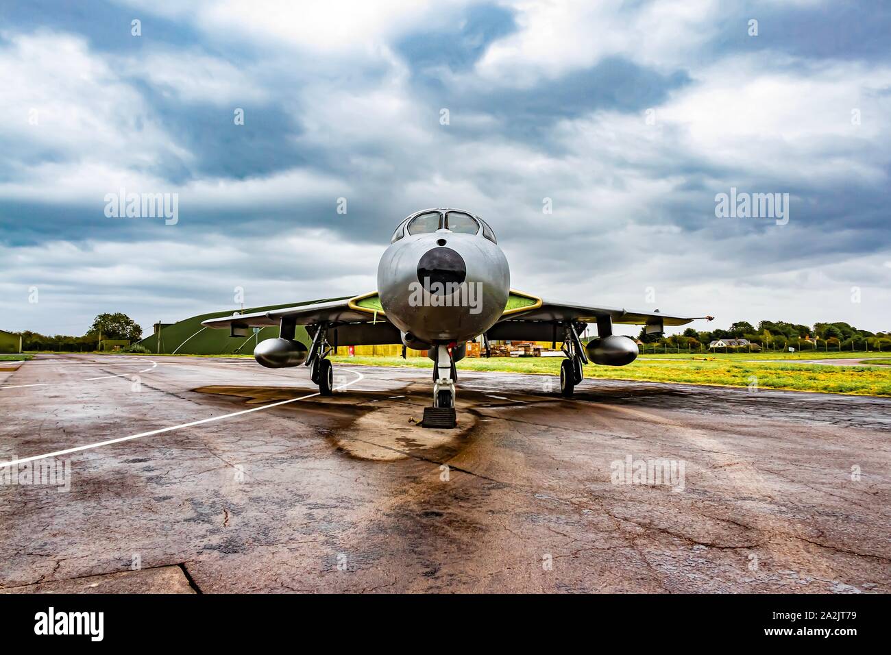 XL 573 Hawker Hunter T7 in silber Lackierung neben der Landebahn geparkt Stockfoto