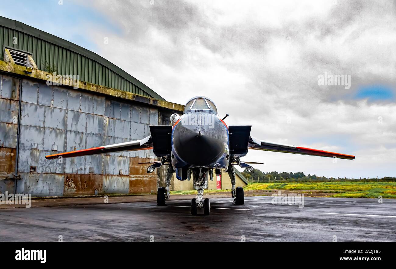 ZA 326 Panavia Tornado GR1 in Royal Aircraft est Farben oder Raspberry Ripple wie es liebevoll vor einem Hangar unter Moody skies bekannt Stockfoto
