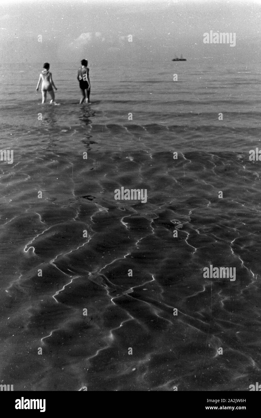 Badespass bei Laboe an der Ostsee, Deutschland 1930er Jahre. Spaß am Strand in der Nähe von laboe an der Küste der Ostsee, Deutschland 1930. Stockfoto