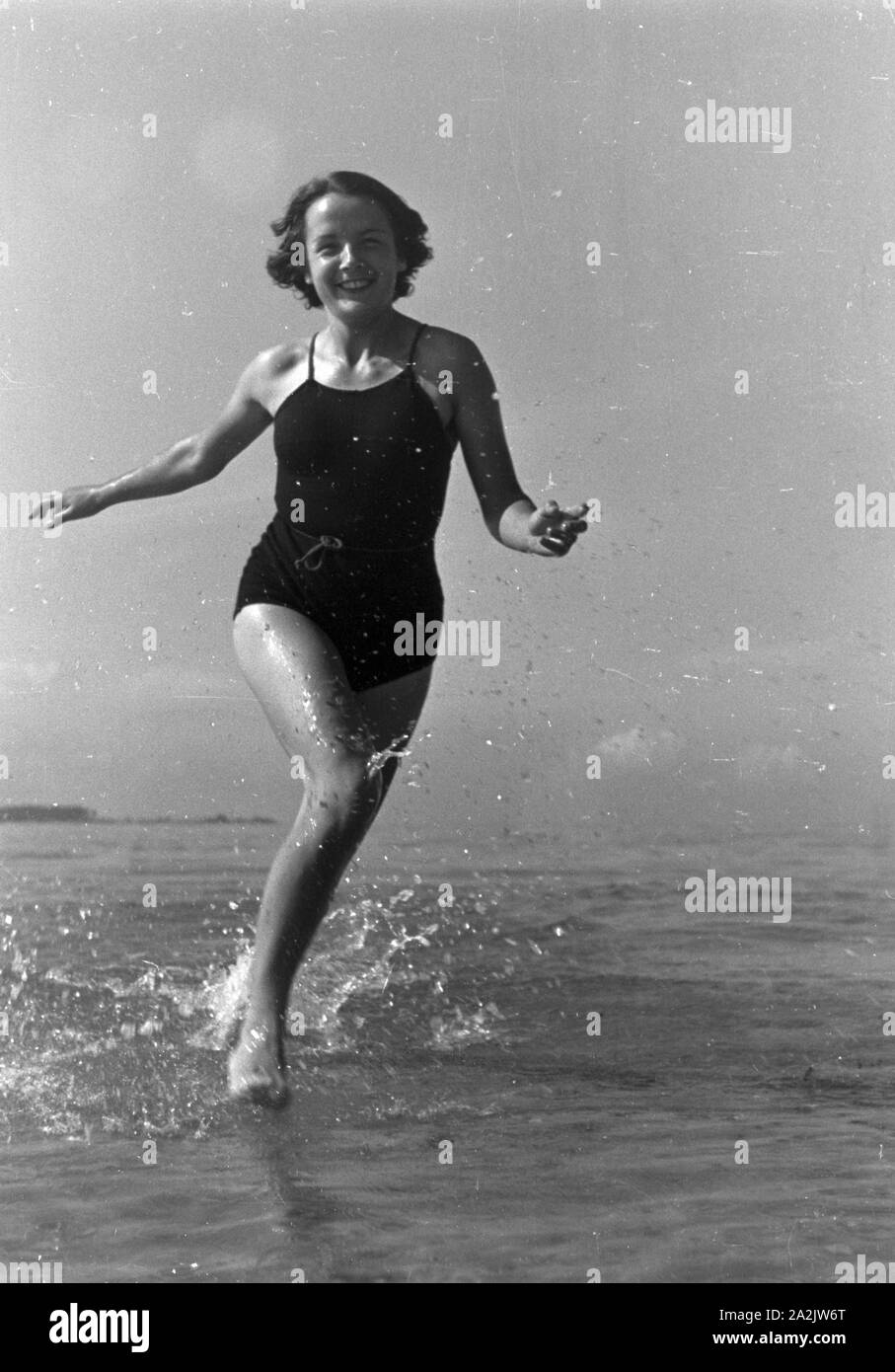 Badespass bei Laboe an der Ostsee, Deutschland 1930er Jahre. Spaß am Strand in der Nähe von laboe an der Küste der Ostsee, Deutschland 1930. Stockfoto