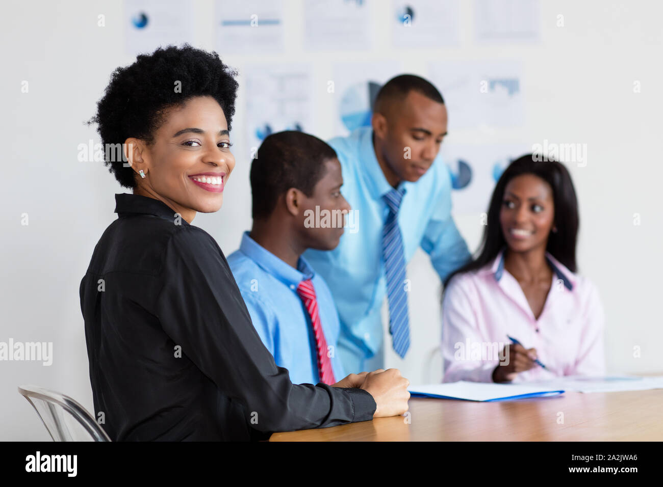 Afrikanische amerikanische Geschäftsfrau, die bei der Arbeit im Büro von neuen Unternehmen Stockfoto