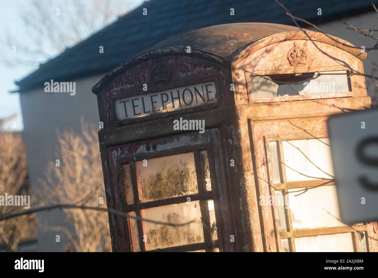 Eine alte verlassene rote Telefonzelle an der Seite der Straße in Cumbria. Stockfoto